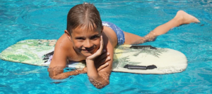Kind im Schwimmbad