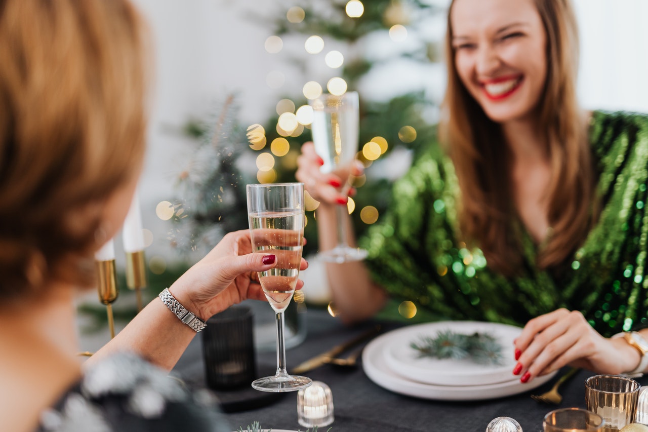 Frauen stoßen mit Champagner an