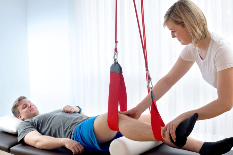 Physiotherapeutin behandelt Patienten mit Schlingentisch
